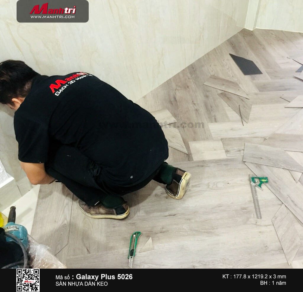 thi công sàn nhựa Galaxy Plus 5026