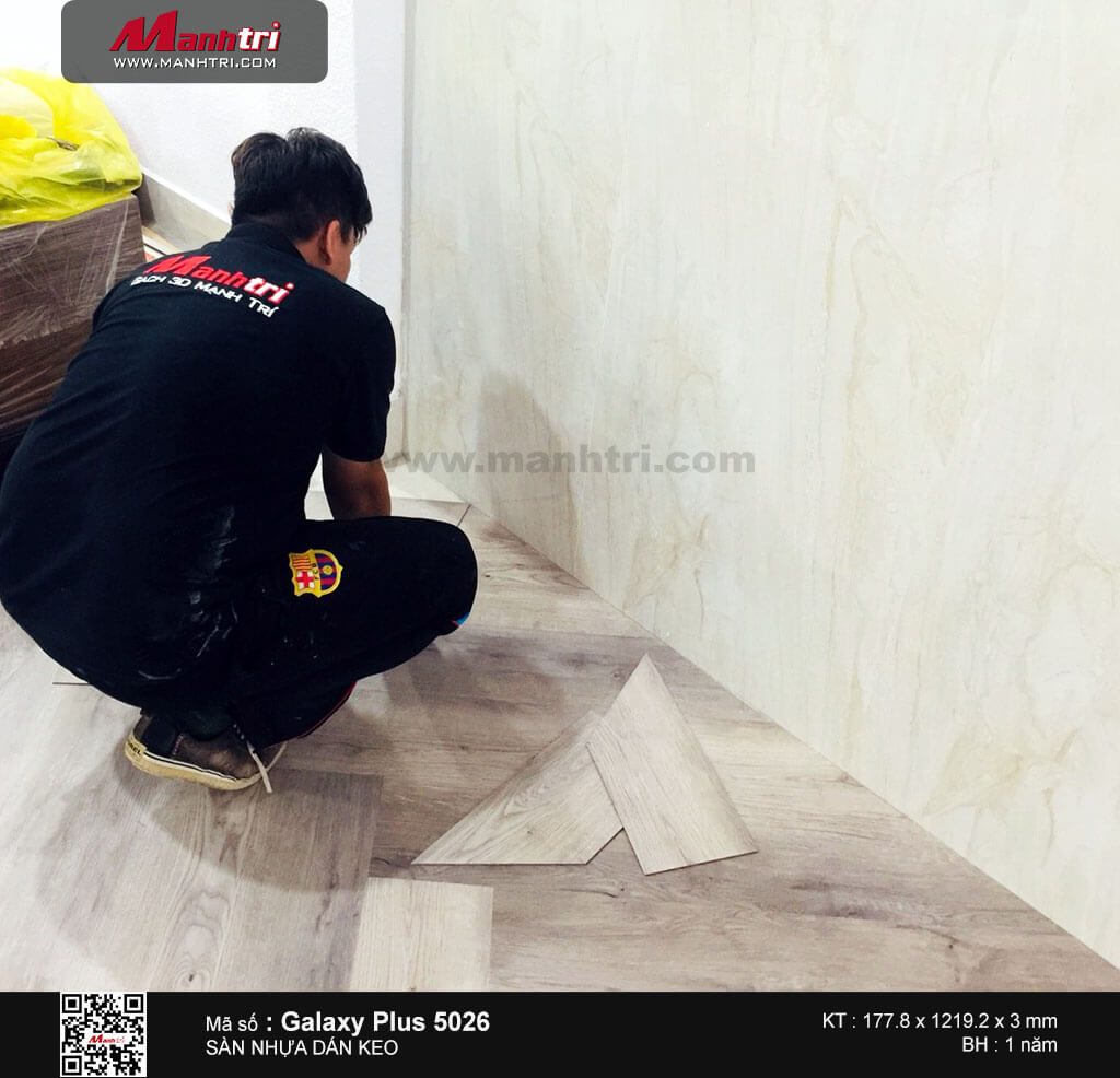 thi công sàn nhựa Galaxy Plus 5026