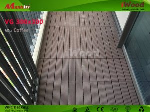 Vỉ gỗ nhựa iWood được lắp đặt tại ban công.