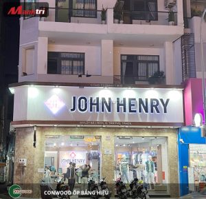 Tấm Conwood ốp trang trí bảng hiệu ngoài trời cho shop thời trang John Henry