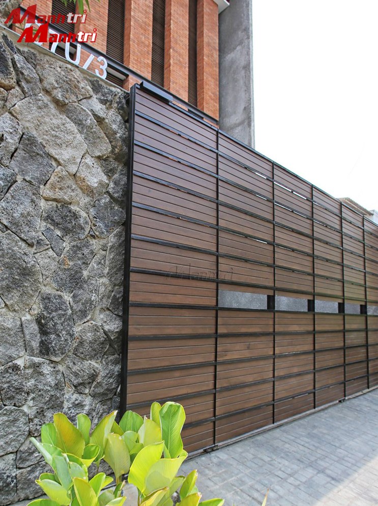 Cửa công gỗ nhựa conwood đẹp cho biệt thự - Mạnh Trí