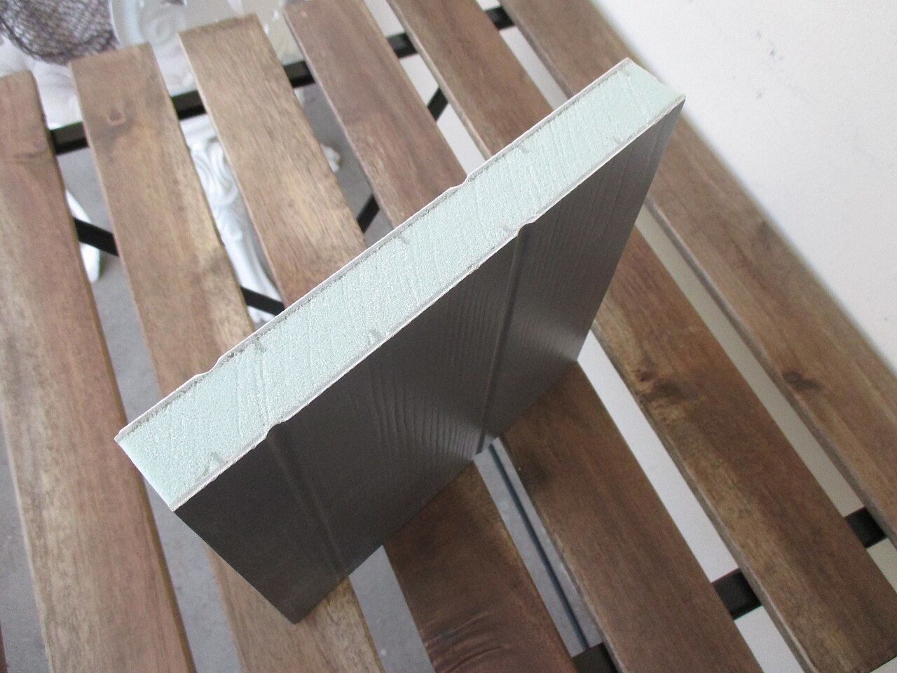 Cấu tạo tấm panel 3 lớp cách nhiệt bên trong nhà xưởng