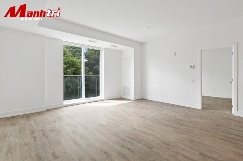 Cửa nhựa composite trắng mở trong hành lang hiện đại phong cách tối giản