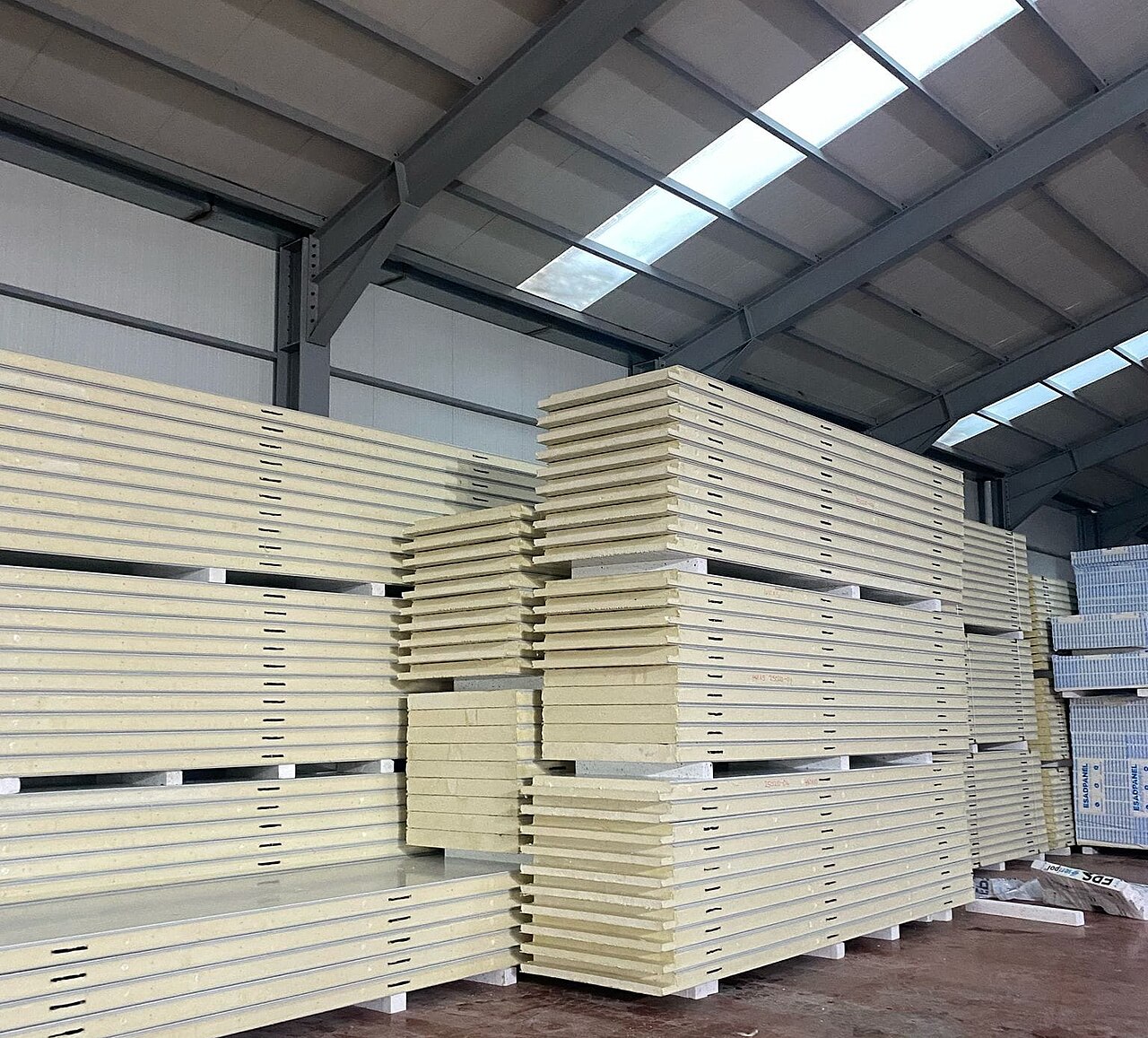 Nhà xưởng sử dụng tấm panel kim loại vách và mái