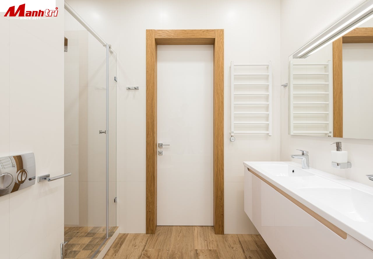 Cửa nhựa composite phòng tắm trắng chịu ẩm hiện đại