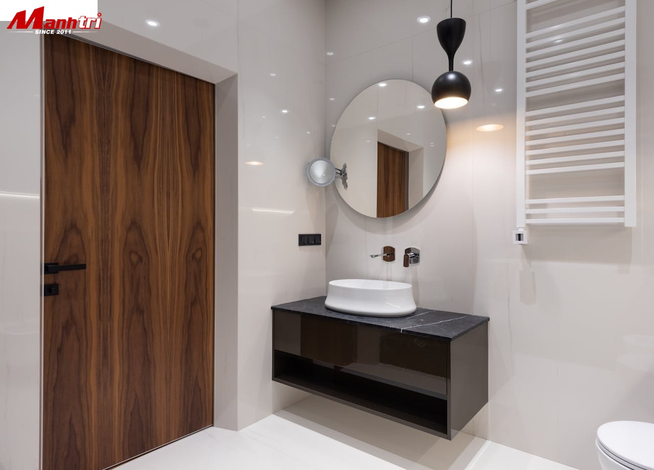 Mẫu cửa composite phòng tắm trắng hiện đại với giá phải chăng